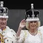Raja Charles III dan Ratu Camilla menyapa rakyat dari balkon Istana Buckingham. ((AP Photo/Petr David Josek)