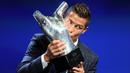Cristiano Ronaldo menerima penghargaan UEFA Best Player in Europe 2015-2016. Secara total, Ronaldo mencetak 54 gol dalam 55 pertandingan untuk Real Madrid dan Portugal dalam satu musim. (AFP/Valery Hache)