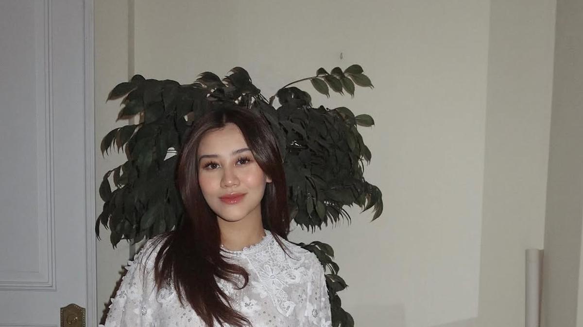6 Inspirasi Gaya Aaliyah Massaid Pakai Dress Putih, Elegan untuk Ibu Muda