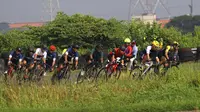 Ratusan pembalap sepeda ramaikan Piala Wali Kota dalam rangka HUT Kota Surabaya. (Dian Kurniawan/Liputan6.com).