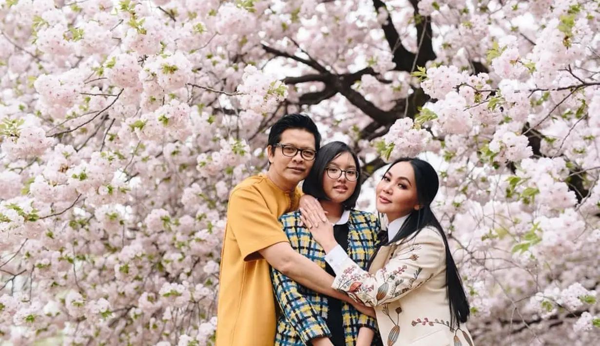 Pasangan ini terlihat sangat menikmati bunga sakura yang mulai mekar. Bunga khas Jepang itu terlihat menghiasi kota dan kelihatan begitu indah. (Instagram/dewigita01)
