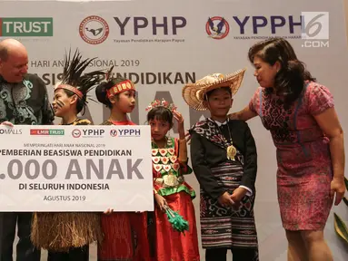 Executive Committe YPPH Stephanie Riady (kiri), Chief Marketing Officer LMI Danny Crayton (kedua kiri) dan Outreach Director YPPH Nursari Dewi Lugito (kanan) berbincang dengan perwakilan anak penerima beasiswa pendidikan di Jakarta, Selasa (6/8/2019). (Liputan6.com/Fery Pradolo)