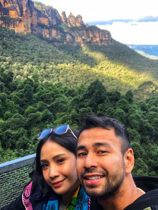 Raffi dan Nagita termasuk pasangan selebriti yang suka menarik perhatian publik. Mereka juga suka memperlihatkan kemesraan mereka di depan kamera. (Liputan6.com/raffinagita1717)