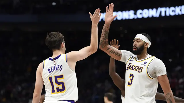 Selebrasi pemain Lakers saat mengalahkan Pistons di lanjutan NBA