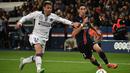 Pemain PSG, Angel DI Maria menggiring bola dibayangi pemain Toulouse, Pavle Ninkov pada laga Liga Prancis di Stadion Parc des Princes, Prancis, Sabtu (7/11/2015). (EPA/Christophe Petit Tesson)