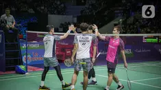 Ganda putra Indonesia Fajar Alvian/Muhammad Rian Ardianto bersalaman dengan Zse Fei/Nur Izzuddin dari Malaysia usai pertandingan Indonesia Open 2022 di Istora Senayan, Jakarta, Rabu (15/6/2022). Fajar Alvian/Muhammad Rian Ardianto menang dengan skor 21-19, 21-14. (Liputan6.com/Faizal Fanani)