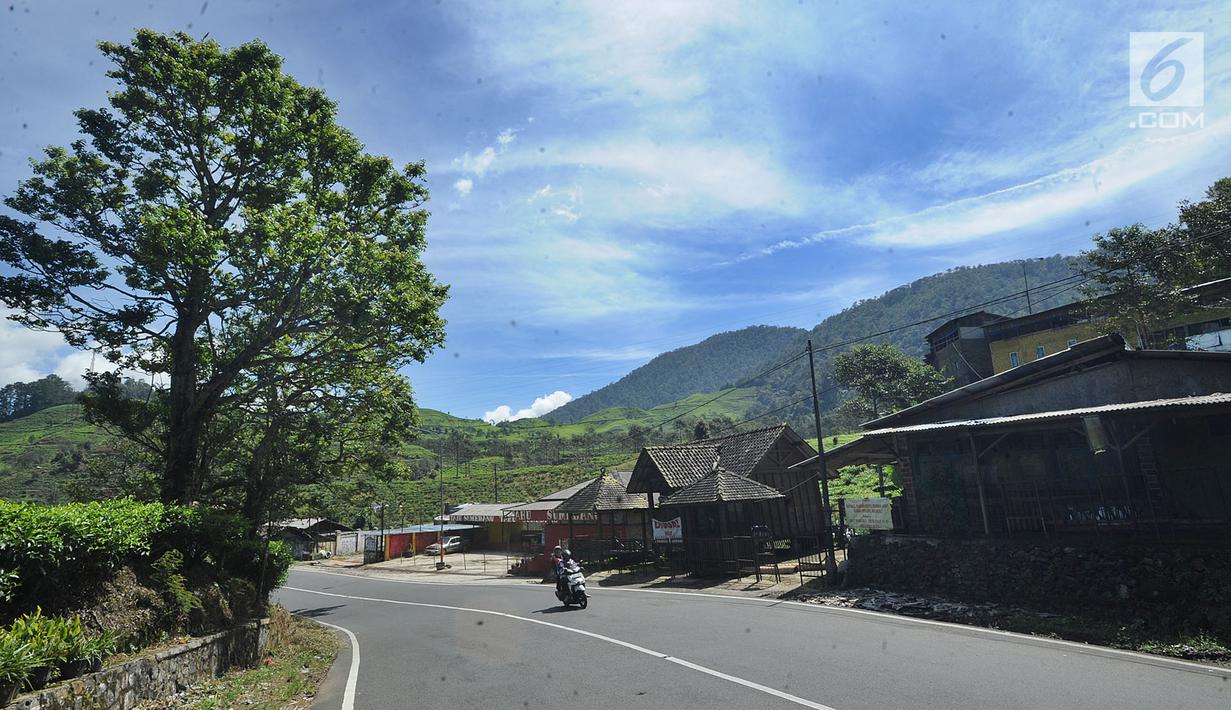 Kondisi jalanan di kawasan Puncak yang terlihat sepi, Bogor (29/03). Akibat terjadi longsor di Ciloto, sejumlah jalan di kawasan puncak ditutup. (Merdeka.com/Arie Basuki)
