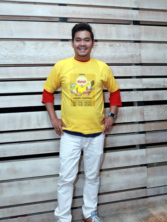 "Gerakan potong rambut ini adalah harapan buat anak-anak penderita kanker itu. Saya memberanikan diri demi mereka. Saya akan rela mengorbankan rambut saya dengan harapan nanti banyak yang nyumbang," tutur Indra Bekti. (Wimbarsana/Bintang.com)