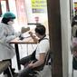 Suasana vaksinasi covid-19 Sinovac kepada warga di Polsek Pamulang, Tangerang Selatan, Kamis (1/7/2021). Sebanyak 10 ribu dosis vaksin untuk warga 18 tahun ke atas dibagikan di wilayah Polres Tangerang Selatan dalam rangka HUT Bhayangkara Ke-75 yang jatuh pada hari ini. (merdeka.com/Arie Basuki)