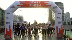 Pegawai PT KAI bersiap bersepeda bersama berbagai komunitas Urban SOS Cycling Club di Stasiun BNI City, Jakarta, Sabtu (21/1/2023). Kegiatan olahraga bersepeda yang bertajuk Collaboride digelar dalam rangka mempromosikan Stasiun BNI City sebagai area transportasi publik yang dapat digunakan untuk aktivitas warga. (Liputan6.com/Angga Yuniar)