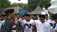 Para santri dan ulama muda Cirebon akan mendatangi rumah warga dalam upaya menepis isu hoaks dan ujaran kebencian pada pasangan Capres nomor urut 1. Foto (Liputan6.com / Panji Prayitno)