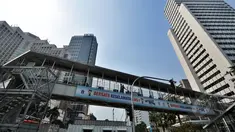 Sejumlah orang menyeberang melalui Jembatan Penyeberangan Orang (JPO)  Bundaran HI, Jakarta, Jumat (20/3/2015). Pemprov DKI akan menjadikan JPO di kawasan Bundaran HI sebagai standar JPO yang ada di Jakarta nanti. (Liputan6.com/Faizal Fanani)