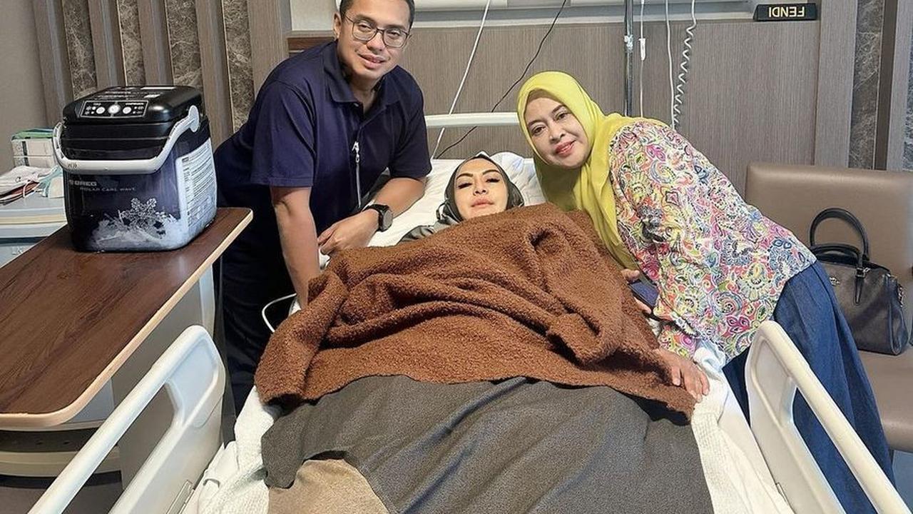 7 Potret Edies Adelia Jalani Operasi Rekonstruksi Lutut, Alami Cidera hingga Harus Naik Kursi Roda - Ternyata Otot Penyangganya Robek