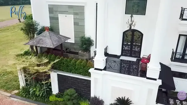 Potret Pagar dan Taman Rumah Prilly Latuconsina