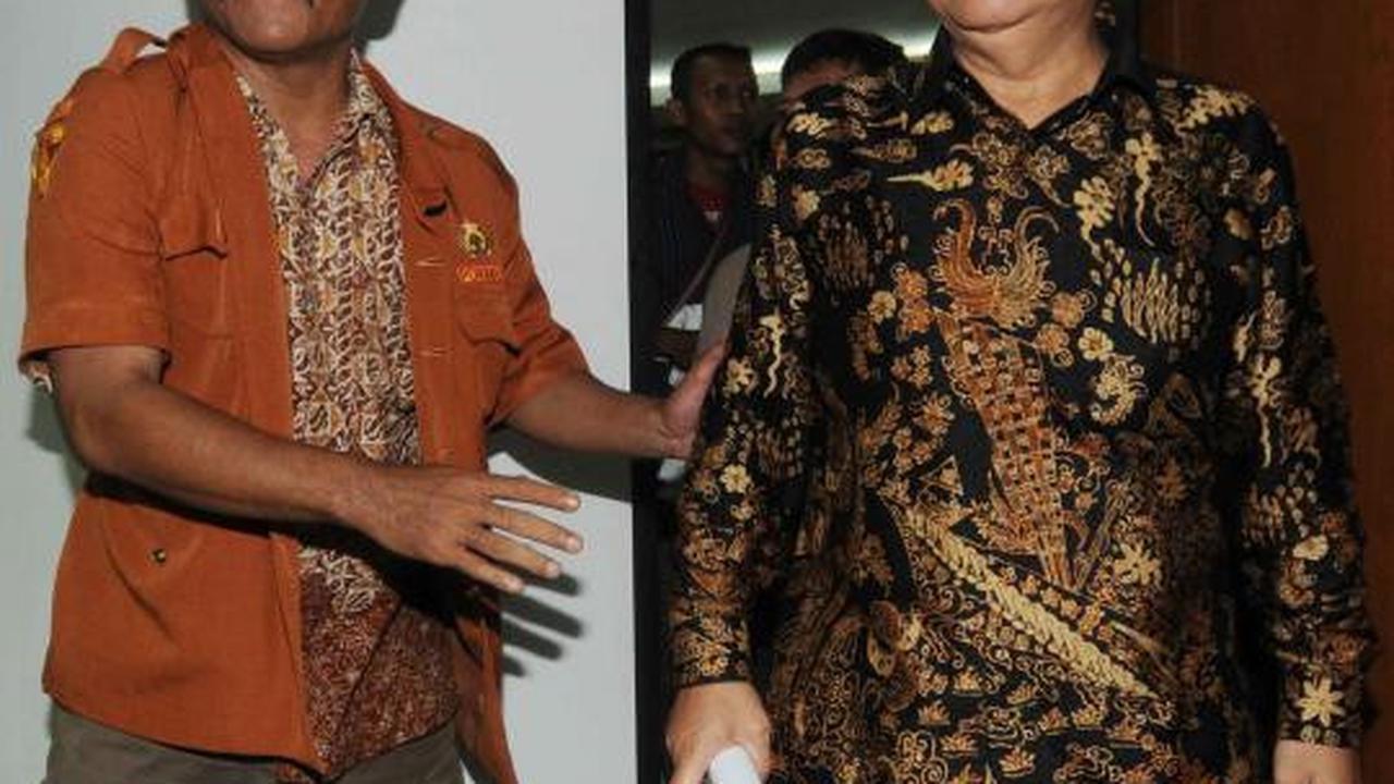 Bersama anaknya, Zulkarnaen Djabar jalani sidang perdana
