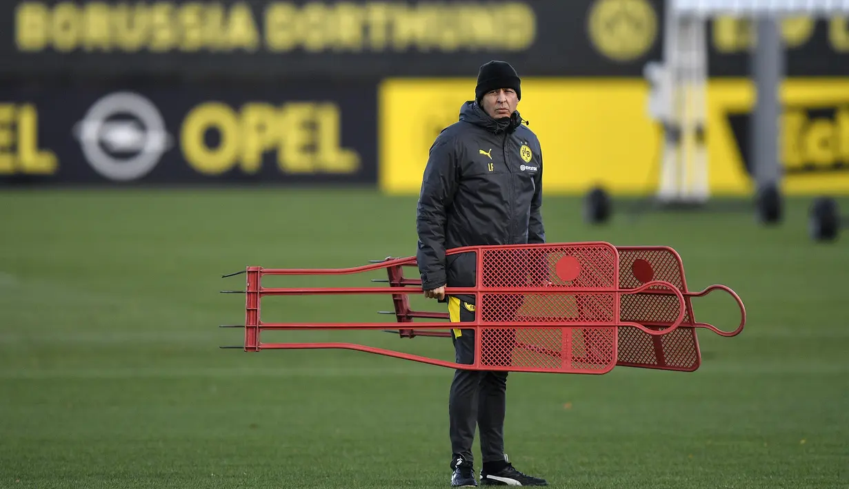 Pelatih Borrusia Dortmund, Lucien Favre melakukan persiapan selama sesi latihan di tempat latihan di Dortmund, Jerman, Selasa (3/11/2020). Dortmund akan bertanding melawan Club Brugge pada grup F Liga Champions di Jan Breydel Stadion, Belgia. (AP Photo/Martin Meissner)