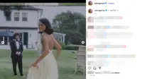 Selena Gomez dan Benny Blanco dalam balutan busana pengantin rancangan Ralph Lauren. (dok. Instagram @selenagomez/https://www.instagram.com/p/DPH6AbikoLG/?img_index=1/Dinny Mutiah)