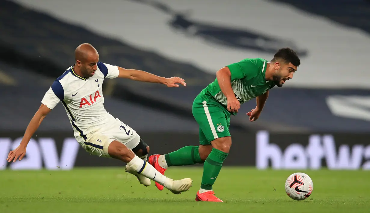 Gelandang Tottenham, Lucas Moura, berebut bola dengan gelandang Maccabi Haifa, Mohammad Abu Fani, pada laga play-off Liga Europa 2020/2021 di Tottenham Hotspur Stadium, Jumat (2/10/2020) dini hari WIB. Tottenham menang 7-2 atas Maccabi Haifa. (AFP/Adam Davy/pool)