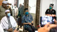 Sekretaris Umum FPI Munarman (kanan) memberikan keterangan terkait aksi penyerangan terhadap polisi oleh Laskar FPI di Petamburan III, Jakarta, Senin (7/12/2020). Munarman menegaskan, tidak ada insiden tembak menembak antara Laskar FPI dan polisi. (Liputan6.com/Faizal Fanani)