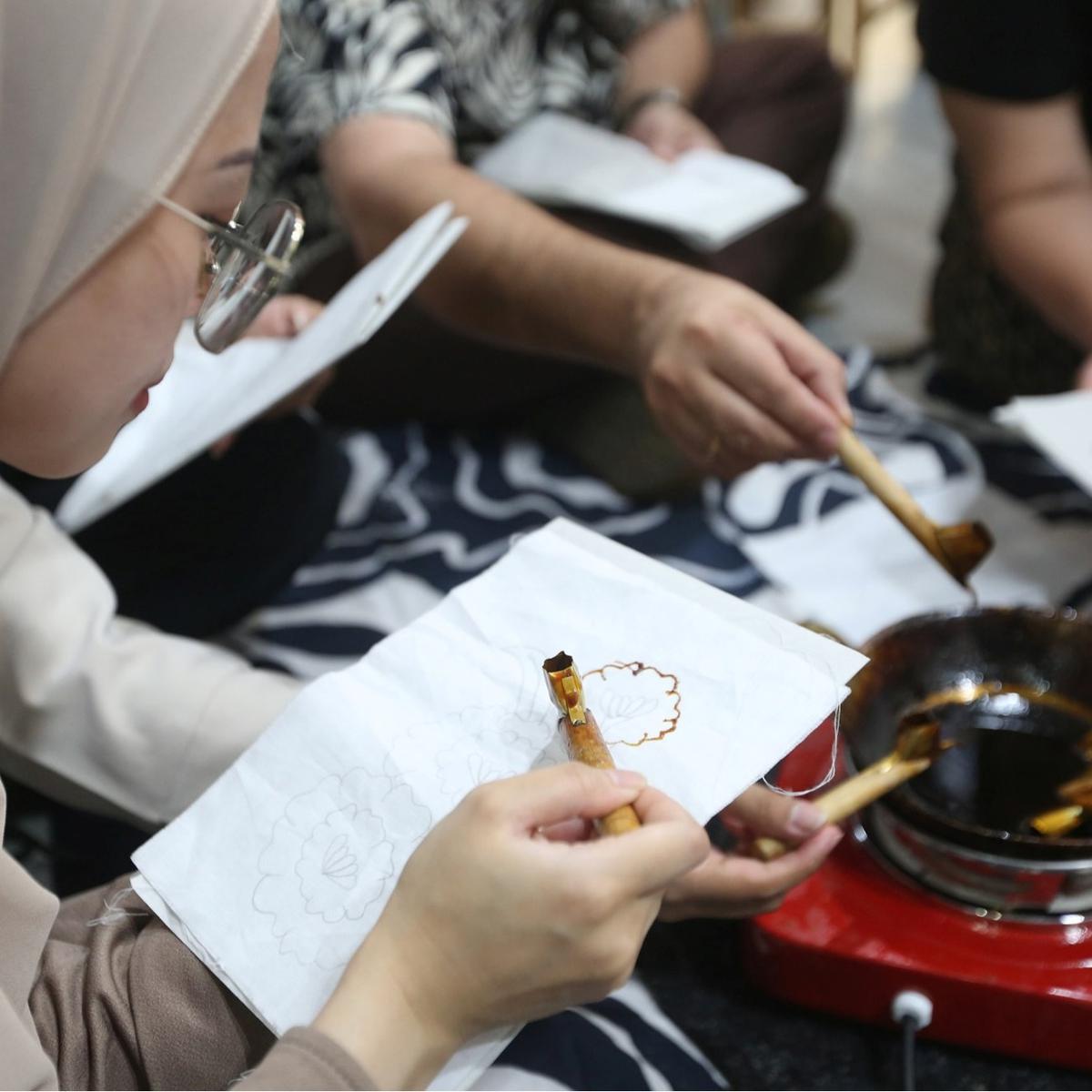 warga filipina belajar membatik