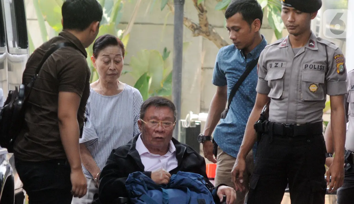 Dua terpidana suami istri Dirut PT Wijaya Kusuma Emindo (WKE) Budi Suharto dan Direktur PT WKE Lily Sundarsih W tiba di Gedung KPK, Jakarta, Senin (14/10/2019). Keduanya diperiksa sebagai saksi untuk tersangka Komisaris PT Minarta Dutahutama, Leonardo Jusminarta Prasetyo. (merdeka.com/Dwi Narwoko)