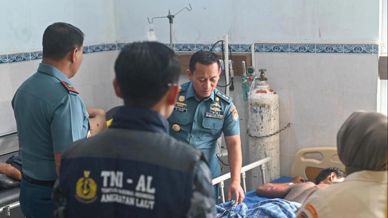 FOTO: Penanganan Korban Kebakaran Kapal Nelayan di Pelabuhan Paotere Makassar