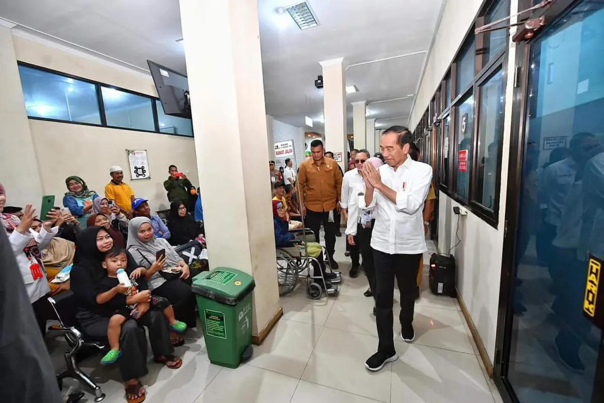 Presiden Joko Widodo saat berkunjung ke RSUD Bob Bazar untuk meninjau fasilitas dan pelayanan  kesehatan. Foto : (istimewa).