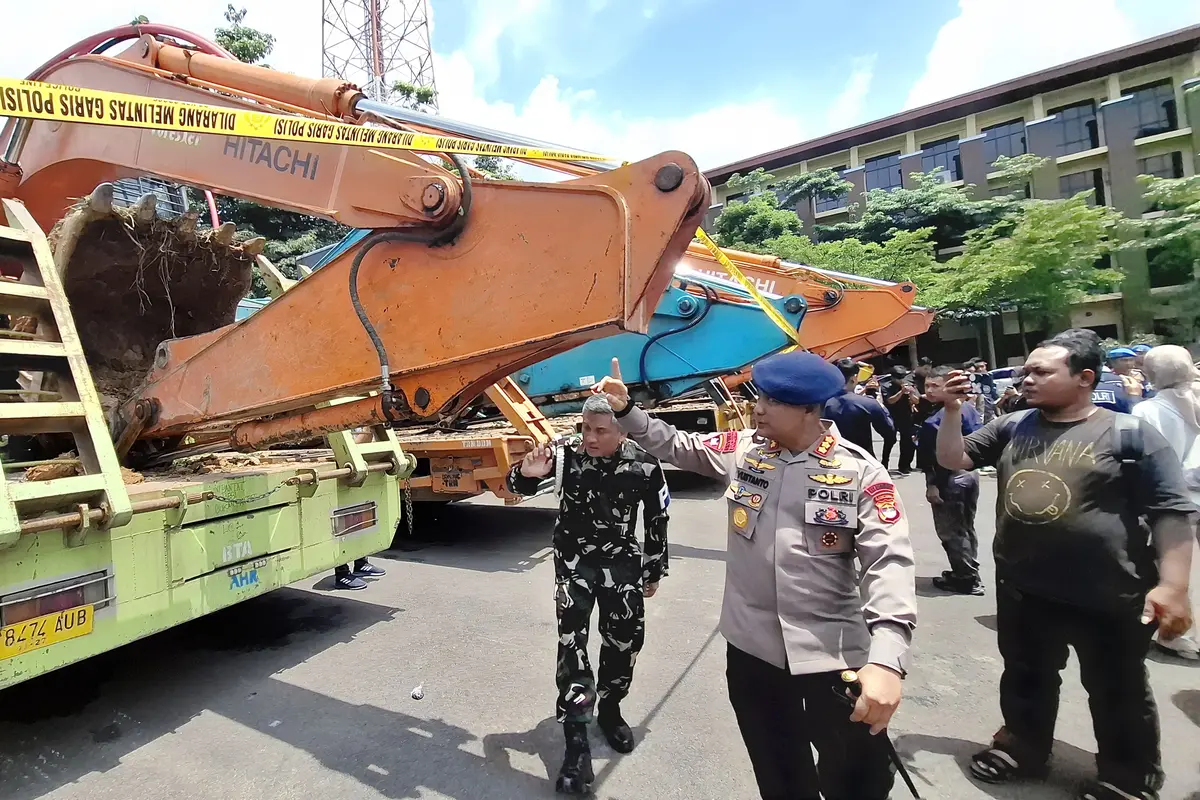 Barang bukti ekskavator yang disita Polda Lampung dari tambang emas ilegal (Liputan6.com/Ardi Munthe)
