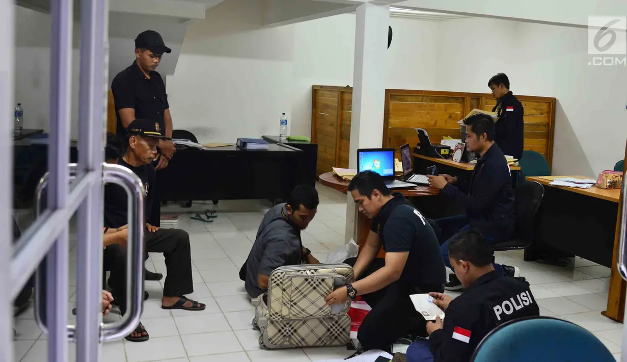 Suasana penggeledahan penampungan TKI ilegal di Bekasi, Jawa Barat, Jumat (23/3). Polisi menemukan barang bukti berupa paspor, KTP dan dokumen penting lainnya. (Liputan6.com/Pool/Bareskrim Polri)