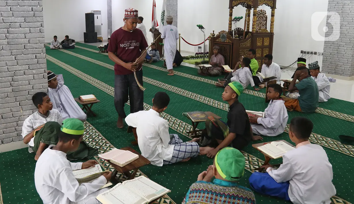 Sejumlah santri membaca Al-Quran di Pesantren Nuu Waar Al Fatih Kaffah Nusantara (AFKN) di Setu, Kabupaten Bekasi, Jawa Barat, Sabtu (1/5/2021). Kegiatan Khatam Al-Quran tersebut dilakukan rutin setiap bulan Ramadhan oleh 750 santri dan santriwati. (Liputan6.com/Herman Zakharia)
