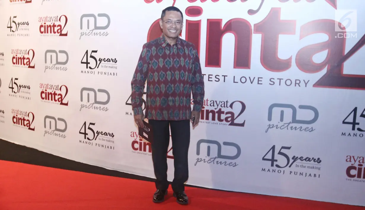Mantan Menteri Perindustrian, Saleh Husin saat menghadiri gala premiere film Ayat Ayat Cinta 2 di Jakarta, Kamis (07/12). (Liputan6.com/Herman Zakharia)