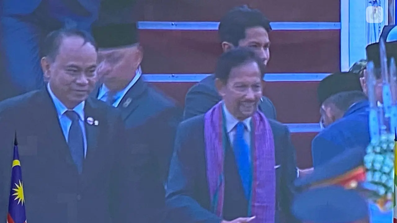 Sultan Brunei Darussalam Hassanal Bolkiah tiba di Bandara Soekarno-Hatta pada Senin (4/9) pukul 16.40 WIB (Liputan6.com/Teddy Tri Setio Berty).