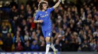 David Luiz, saat masih berkostum Chelsea, pada laga kontra Aston Villa, di Stadion Stamford Bridge, London (23/12/2012). Luiz bakal kembali ke The Blues pada musim panas tahun ini.  (EPA/Kerim Okten)