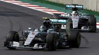 Pebalap Mercedes, Nico Rosberg, menjadi yang tercepat di balapan Formula One Grand Prix Meksiko, Senin (2/11/2015) dini hari WIB. Dia mengalahkan rekan setimnya, Lewis Hamilton. (REUTERS/Henry Romero)
