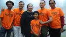 Para Pemain film Guru Ngaji foto bersama usai memberi keterangan pers di Jakarta, Rabu (14/3). Film ini bercerita tentang keikhlasan, kejujuran, dan toleransi dari kehidupan seorang guru ngaji. (Liputan6.com/Immanuel Antonius)