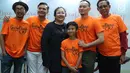 Para Pemain film Guru Ngaji foto bersama usai memberi keterangan pers di Jakarta, Rabu (14/3). Film ini bercerita tentang keikhlasan, kejujuran, dan toleransi dari kehidupan seorang guru ngaji. (Liputan6.com/Immanuel Antonius)