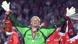 Peter Schmeichel. Kiper asal Denmark ini memperkuat Manchester United selama 8 musim, mulai 1991/1992 hingga 1998/1999. Usai itu ia sempat memperkuat Sporting Lisbon dan Aston Villa. Di ujung kariernya ia justru berseragam Manchester City pada musim 2002/2003. (Foto: AFP/Eric Cabanis)