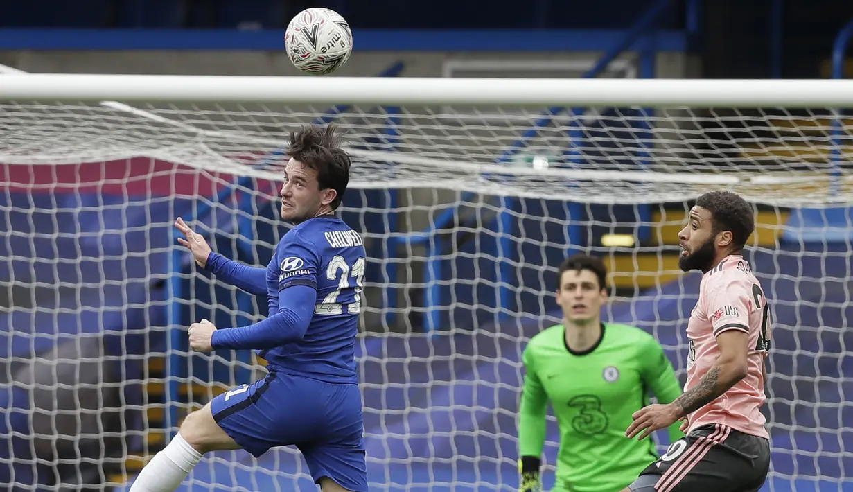 Bek Chelsea, Ben Chilwell (kiri) menyundul bola dari ancaman pemain Sheffield United dalam laga perempatfinal Piala FA 2020/2021 di Stamford Bridge, London, Minggu (21/3/2021). Chelsea menang 2-0 atas Sheffield United. (AP/Kirsty Wigglesworth)