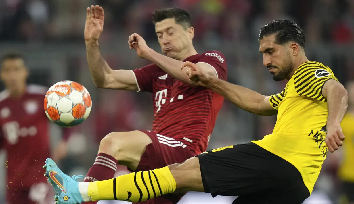 <p>Gelandang Borussia Dortmund Emre Can (kanan) berebut bola dengan penyerang Bayern Munchen Robert Lewandowski pada pekan ke-31 Bundesliga musim 2021/2022 di Allianz Arena, Minggu (24/4/2022) dini hari WIB. Bayern Munchen kembali menjadi juara Bundesliga usai menghajar rivalnya Borussia Dortmund 3-1. (AP Photo/Matthias Schrader)</p>
