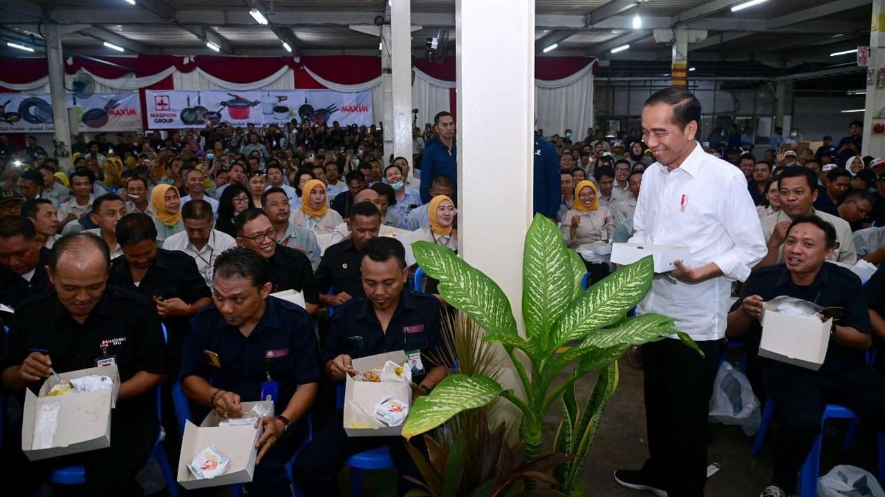 Para karyawan pun mengangkat nasi kotak yang memiliki lauk serupa dan menunjukkannya kepada Jokowi.