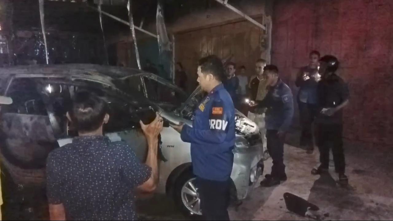 Minibus Terbakar di Gowa Saat Ganti Ban Bocor, Diduga Picuannya Korek Gas