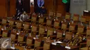 Sejumlah kursi terlihat kosong saat Sidang Paripurna di Komplek Parlemen, Senayan, Jakarta, Senin (16/11/2015). Rapat Paripurna ke sepuluh tersebut tidak di ikuti 245 dari 556 Anggota tanpa keterangan. (Liputan6.com/Johan Tallo)