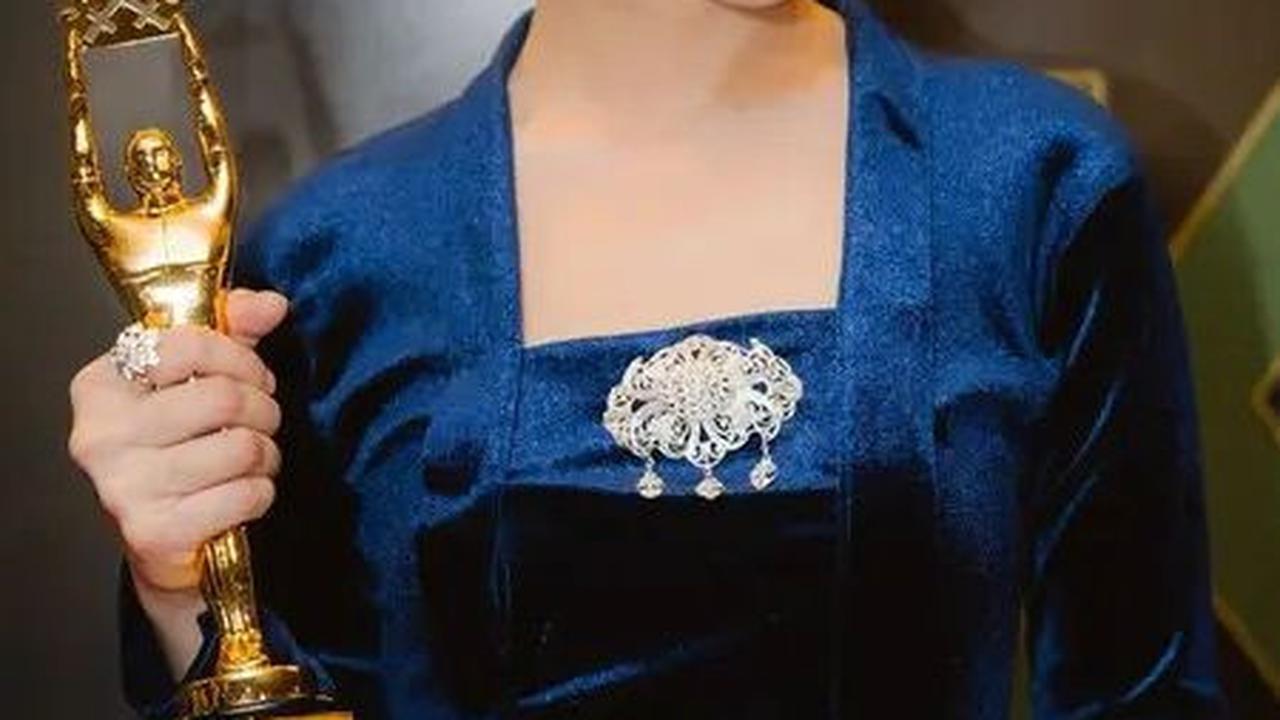 Kembali mendapat penghargaan, kali ini Prilly hadir di acara IKJ Awards 2024 dengan mengenakan kebaya beludru berwarna biru.