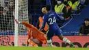 Chelsea langsung mendapat peluang matang di menit ke-5. Bola tembakan Reece James masih menyamping dari tiang gawang Everton yang dikawal kiper nomor satu Timnas Inggris Jordan Pickford. (AP/Alastair Grant)