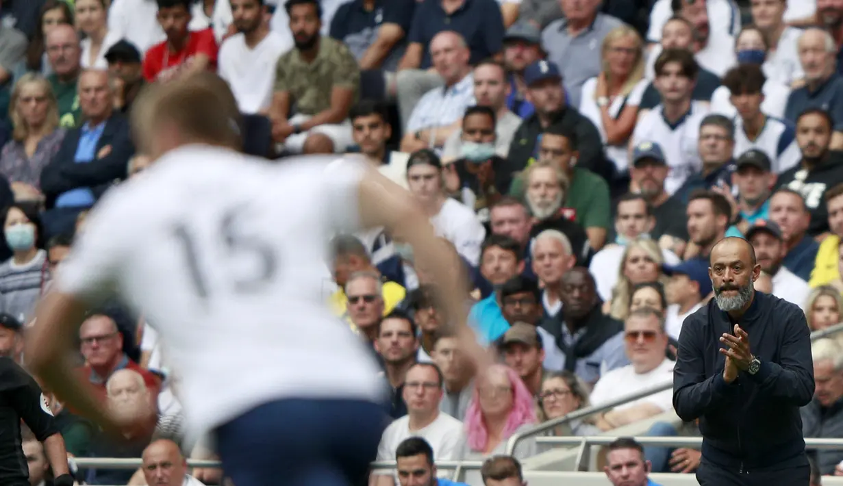 Pelatih Tottenham Hotspur, Nuno Espirito Santo memberi semangat kepada pemainnya saat bertanding melawan Manchester City pada pertandingan Liga Inggris di London, Minggu (15/8/2021).  Kemenangan ini mengantar Tottenham menempati peringkat ke-10 klasemen Liga Inggris 2021-2022. (AP Photo/Ian Walton)