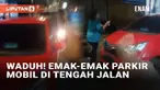 Media sosial baru-baru ini dibuat heran oleh tingkah seorang pengemudi mobil. Warga merekam sebuah mobil ditinggalkan di tengah jalan begitu saja hingga membuat macet. Warga sempat mencari pemilik hingga datanglah emak-emak yang merupakan pengemudi m...