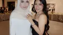 Digelar di sebuah art museum, para tamu yang hadir kompak mengenakan dresscode serba putih.  [@rachelvennya].