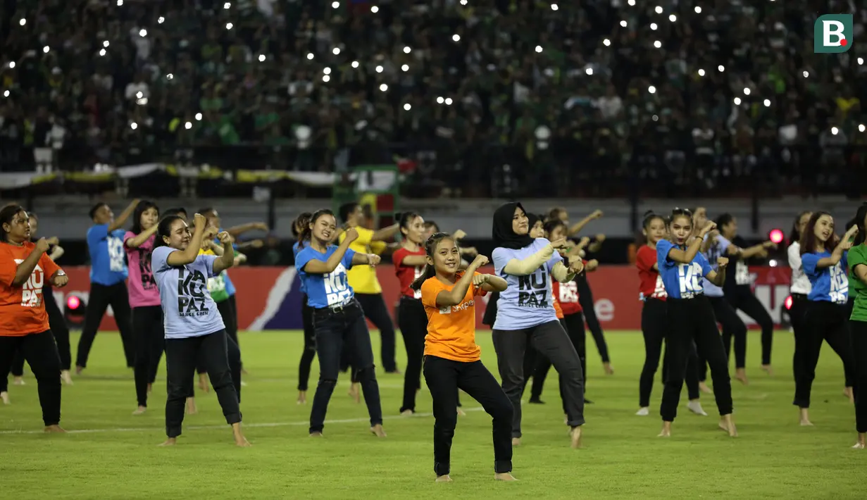 Sejumlah penari saat tampil pada pembukaan Shopee Liga 1 2020 di Stadion Gelora Bung Tomo, Surabaya, Sabtu (29/2). Sebanyak 18 klub akan berlaga dalam kompetisi kasta tertinggi di Indonesia ini.(Bola.com/Yoppy Renato)