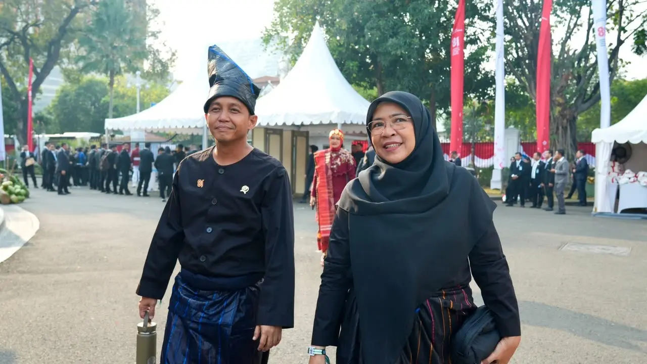 Menteri Kehutanan (Menhut) Raja Juli Antoni mengenakan pakaian adat Kajang, Sulawesi Selatan, saat menghadiri Upacara HUT ke-81 RI. (Liputan6.com/Lizsa)
