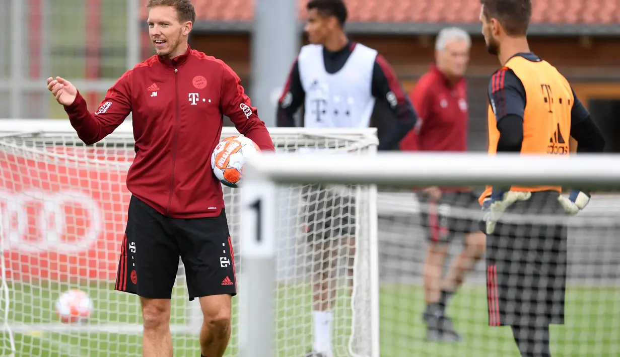 Pelatih baru Bayern Munchen, Julian Nagelsmann mengawasi sesi latihan pertama dengan timnya di tempat latihan mereka di Munich, Jerman selatan (7/7/2021).  (AFP/Christof Stache)